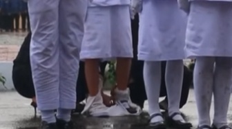 Sat Set! Aksi Sigap Protokol Gunting Stoking Paskibraka yang Melorot di Tengah Upacara