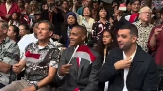Viral! Ekspresi Patrick Kluivert Saat Kibarkan Bendera Merah Putih di HUT RI-80, STY Bisa Kaya Gitu?