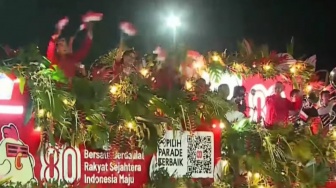 Senyum Sri Mulyani di Tengah Gema 'Turunin Pajak' dan Target Ambisius Rp 2.357 Triliun