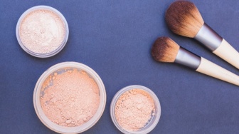 5 Bedak Tabur yang Bagus untuk Kulit Kering, Bye-Bye Makeup Pecah