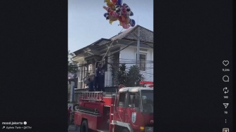Viral Detik-Detik Damkar Salatiga Evakuasi Balon Pedagang Terbang dan Tersangkut di Pohon!