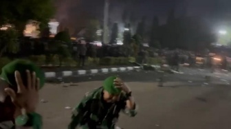 Bentrok! Demo Warga Bone Tolak Kenaikan Pajak PBB Sampai Malam