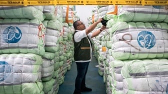 Petugas menunjukkan barang bukti pakaian bekas saat ekspose hasil pengawasan barang impor tidak sesuai ketentuan oleh Kementerian Perdagangan di Bojongsoang, Kabupaten Bandung, Jawa Barat, Selasa (19/8/2025). [ANTARA FOTO/Abdan Syakura/rwa]