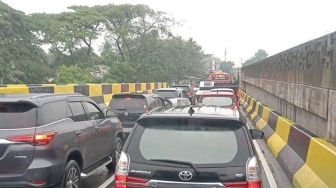 Bukan Hanya Hujan, Polisi Ungkap Penyebab Macet Jakarta Pagi Hari Ini!