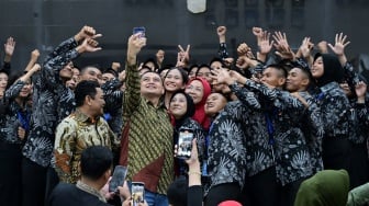 Hadiah Beasiswa dan Liburan ke Bali untuk Paskibraka Makassar