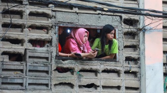 Warga beraktivitas di Rumah Susun (Rusun) Bidara Cina, Jakarta, Selasa (19/8/2025). [Suara.com/Alfian Winanto]