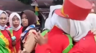 Pelajar Nangis, Aksi Drumband Mendadak Dihentikan gegara Acara Kejutan Camat yang Ultah