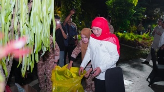 Pasca Pesta HUT ke-80 RI, Gubernur Khofifah Turun Langsung Bersihkan Sampah di Taman Apsari