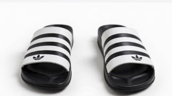 Lupakan Adilette Garis Tiga! Ini 3 Adilette 2025 yang Buat Semua Mata Tertuju Padamu.
