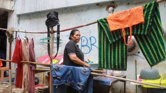 Warga beraktivitas di Rumah Susun (Rusun) Bidara Cina, Jakarta, Selasa (19/8/2025). [Suara.com/Alfian Winanto]