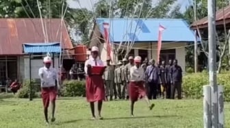 Potret Nasionalisme dari Pedalaman Papua: Paskibra Bertelanjang Kaki dan Sindiran Keras untuk DPR