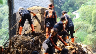Pelajar dan Mahasiswa Angkut 2 Ton Sampah Sungai Ciliwung di Hari Kemerdekaan
