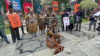 Berlumur Lumpur PSN, Masyarakat Adat Merauke Gelar Ritual di MK: Tolak Proyek Strategis Nasional!