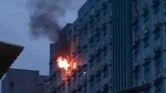 Apartemen City Park Cengkareng Terbakar, Warga Panik Berhamburan Menjauh dari Gedung