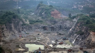 Foto udara pekerja menggunakan alat berat menambang batu di Parung Panjang, Kabupaten Bogor, Jawa Barat, Selasa (19/8/2025). [ANTARA FOTO/Putra M. Akbar/foc]
