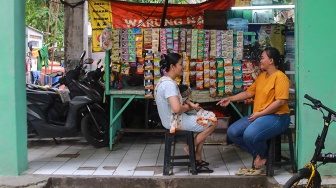 Warga beraktivitas di Rumah Susun (Rusun) Bidara Cina, Jakarta, Selasa (19/8/2025). [Suara.com/Alfian Winanto]