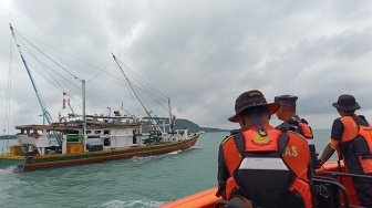 Rekaman CCTV Ungkap Detik-Detik Penumpang KMP Mufidah Lompat ke Laut di Selat Sunda