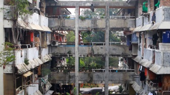 Warga beraktivitas di Rumah Susun (Rusun) Bidara Cina, Jakarta, Selasa (19/8/2025). [Suara.com/Alfian Winanto]