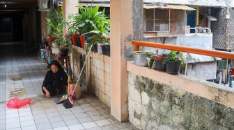 Warga beraktivitas di Rumah Susun (Rusun) Bidara Cina, Jakarta, Selasa (19/8/2025). [Suara.com/Alfian Winanto]