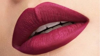 5 Rekomendasi Lipstik Waterproof untuk Bibir Kering, Tak Perlu Ribet Touch Up