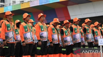 Petugas Angkut Puluhan Ribu Ton Sampah Sisa Perayaan HUT RI ke-80 di Jakarta