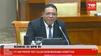 Di Depan DPR, Calon Hakim MK Inosentius Samsul: MK Bukan Lembaga Alternatif Pembentuk UU!