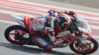 Dari Patah Bahu ke Puncak Podium: Andi Gilang Menggila di Mandalika Racing Series