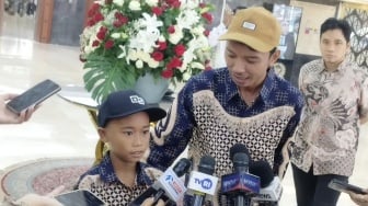 Bocah Pemanjat Tiang Bendera di Lampung Selatan Diundang DPR, Ini Janji Mereka untuk Raihan