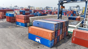 Aktivitas bongkar-muat peti kemas di Pelabuhan Tanjung Priok, Jakarta, Rabu (20/8/2025). [Suara.com/Alfian Winanto]
