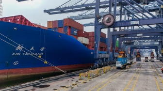 Aktivitas bongkar-muat peti kemas di Pelabuhan Tanjung Priok, Jakarta, Rabu (20/8/2025). [Suara.com/Alfian Winanto]