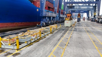 Aktivitas bongkar-muat peti kemas di Pelabuhan Tanjung Priok, Jakarta, Rabu (20/8/2025). [Suara.com/Alfian Winanto]
