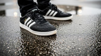 Tetap Kering dan Gaya, Ini 5 Rekomendasi Sepatu Adidas Anti Air untuk Musim Hujan