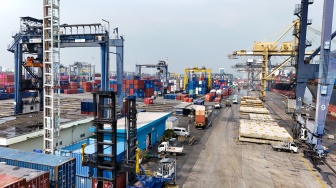 Aktivitas bongkar-muat peti kemas di Pelabuhan Tanjung Priok, Jakarta, Rabu (20/8/2025). [Suara.com/Alfian Winanto]