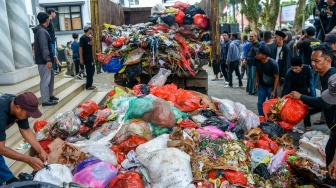 Tolak Kerja Sama TPA Bangkonol, Warga Buang Sampah di Kantor Bupati Pandeglang