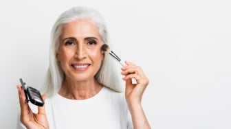 7 Bedak Padat Ringan untuk Usia 40 Tahun ke Atas yang Bikin Kulit Sehat