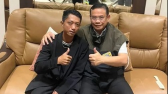Ahmad Husein Batalkan Demo Pati Jilid II usai Dirangkul Sudewo, Warganet: Kena Sawan Opo Kowe?