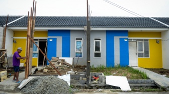 Pekerja merenovasi rumah KPR subsidi di Parung Panjang, Kabupaten Bogor, Jawa Barat, Selasa (19/8/2025). [ANTARA FOTO/Putra M. Akbar/rwa]