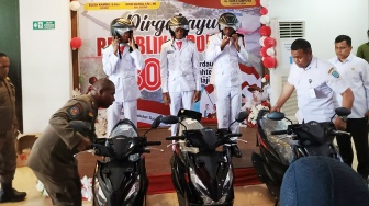 Topang Rekan yang Hampir Pingsang, Anggota Paskibraka Papua Barat Daya Dapat Motor dari Menkum