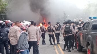 Tawuran Antarkampung di Ambon Meletus usai Pelajar Tewas: Belasan Rumah hingga Kantor Desa Dibakar!