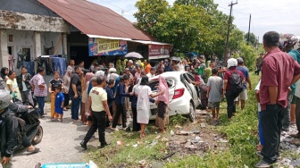 Kereta Api Tabrak Mobil Berpenumpang 7 Pelajar SMA di Padang, 1 Meninggal dan 6 Luka-luka!