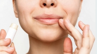 Bukan Salah Lipstiknya! 5 Kesalahan Pakai Lipstik yang Bikin Bibir Jadi Kering