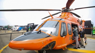 Pengunjung melihat helikopter jenis AW 139 milik Basarnas Indonesia yang dipamerkan diajang Heli Expo Asia 2025 di Cengkareng Heliport Bandara Soekarno-Hatta, Tangerang, Banten, Rabu (20/8/2025). [ANTARA FOTO/Muhammad Iqbal/bar]