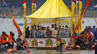 Wakil Presiden Gibran Rakabuming Raka (tengah) bersama pejabat lainnya berdiri di atas perahu hias saat menghadiri pembukaan festival Pacu Jalur 2025 di Sungai Kuantan, Kabupaten Singingi, Riau, Rabu (20/8/2025). ANTARA FOTO/Hadly Vavaldi/Lmo/nym]