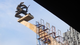 Pekerja melakukan perawatan patung Dirgantara atau patung Pancoran di Jakarta, Kamis (21/8/2025). [Suara.com/Alfian Winanto]