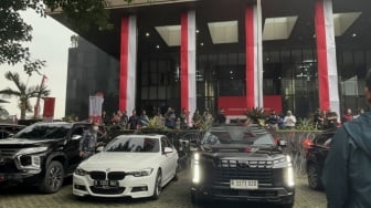 Garasi Wamenaker Noel 'Dikosongkan' KPK, Lobi Gedung Merah Putih Jadi 'Showroom Dadakan'