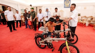 Bocah Viral Pemungut Sisa Kue di Gowa Dapat Hadiah Sepeda dari Gubernur Sulsel