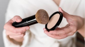 5 Pilihan Bedak Anti Geser Terbaik untuk Wedding, Flawless Seharian di Hari Bahagia