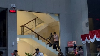 Tiba di KPK Usai Dijemput Paksa, Tersangka Kasus IUP Kaltim Rudy Ong Tutup Muka Hingga Merangkak