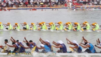 Peserta beradu kecepatan saat Festival Pacu Jalur 2025 di Sungai Kuantan, Kabupaten Singingi, Riau, Rabu (20/8/2025). ANTARA FOTO/Hadly Vavaldi/Lmo/nym]