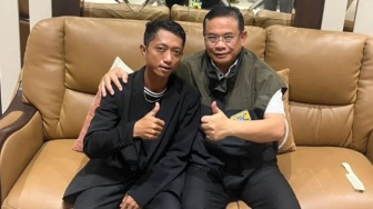 Sosok Husein Pati: Garang, Melempem, Dicurigai Disumpal Amplop, Kini Teler di Karaoke